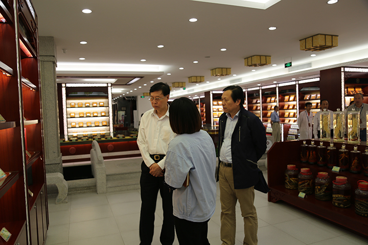 江蘇省藥學(xué)會(huì)姚新中理事長到天靈考察調(diào)研及開展交流合作(圖7)