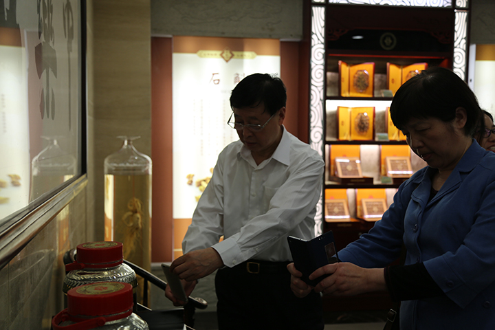 江蘇省藥學(xué)會(huì)姚新中理事長到天靈考察調(diào)研及開展交流合作(圖11)