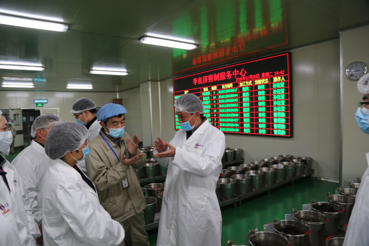 無錫市食品藥品監(jiān)督管理局領(lǐng)導(dǎo)來李良濟(jì)參觀考察(圖4) 無錫市食品藥品監(jiān)督管理局領(lǐng)導(dǎo)來李良濟(jì)參觀考察(圖4)