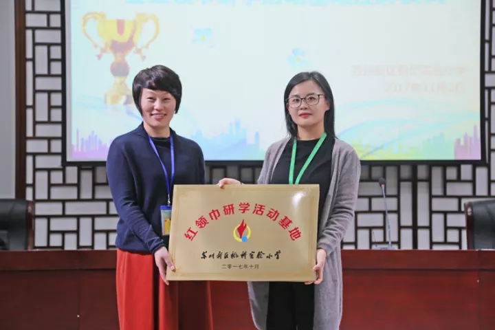 李良濟(jì)健康講座校園行活動暨李良濟(jì)中醫(yī)藥文化輔導(dǎo)教育基地授牌儀(圖2) 李良濟(jì)健康講座校園行活動暨李良濟(jì)中醫(yī)藥文化輔導(dǎo)教育基地授牌儀(圖2)